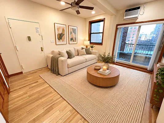Living room, photo 2