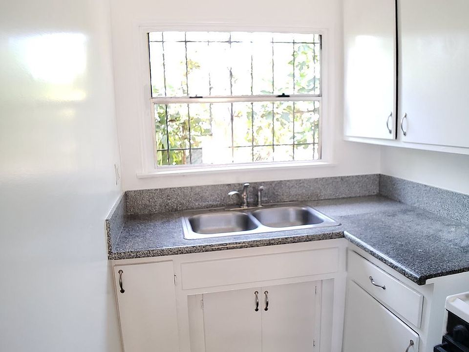 1st image of 1130 W 106th St #1128