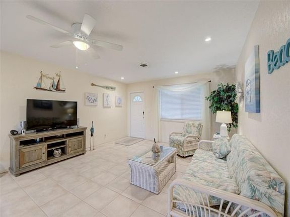 5th image of 920 SE 13th Ct