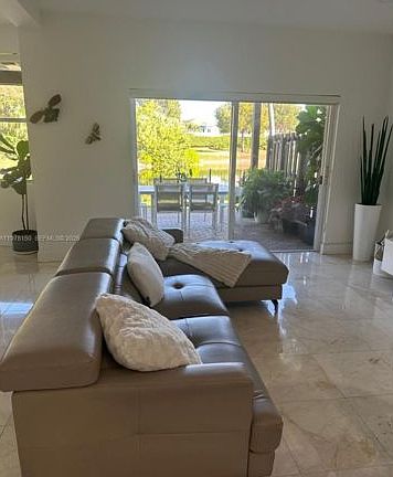 4th image of 10923 NW 70th St