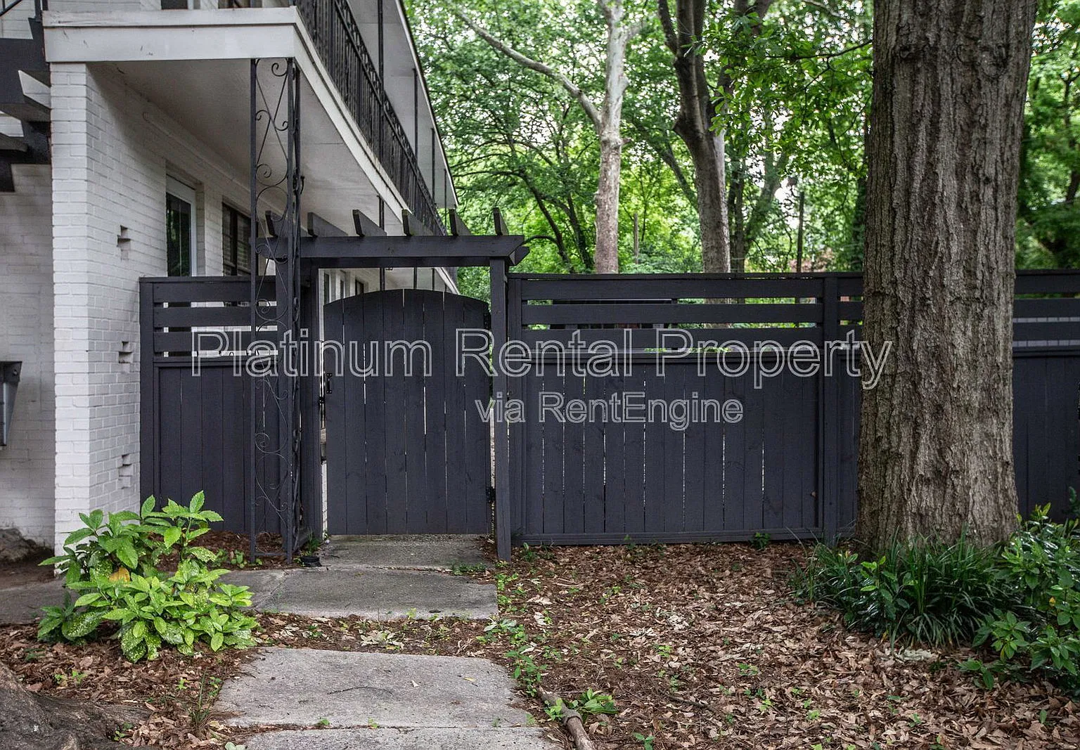 1 bed, 1.0 bath, 550 sqft, $925 — Photo 2