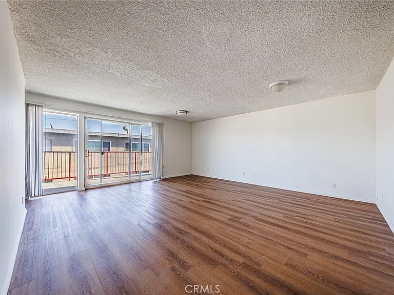 810 E Grand Ave — Photo 1