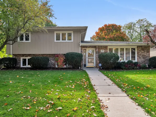 208 N Menominee Dr, Minooka, IL 60447