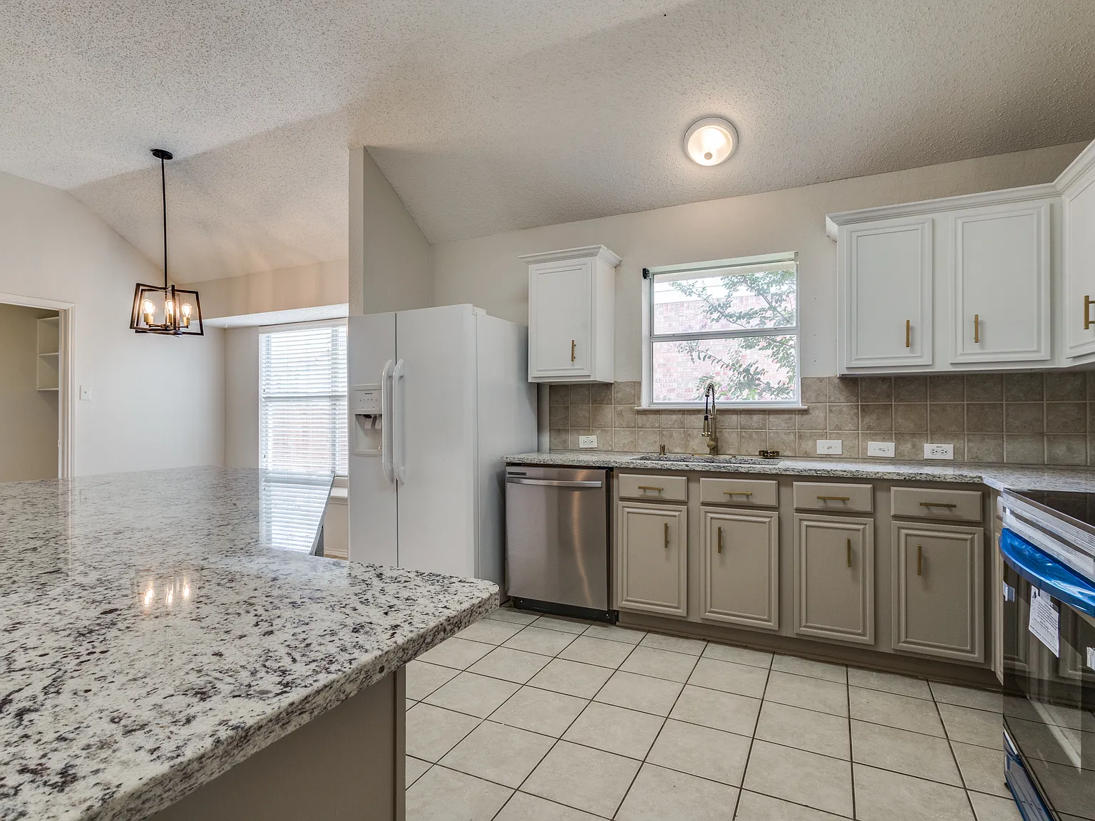 4 bed, 1995 sqft, $2,595 — Photo 4