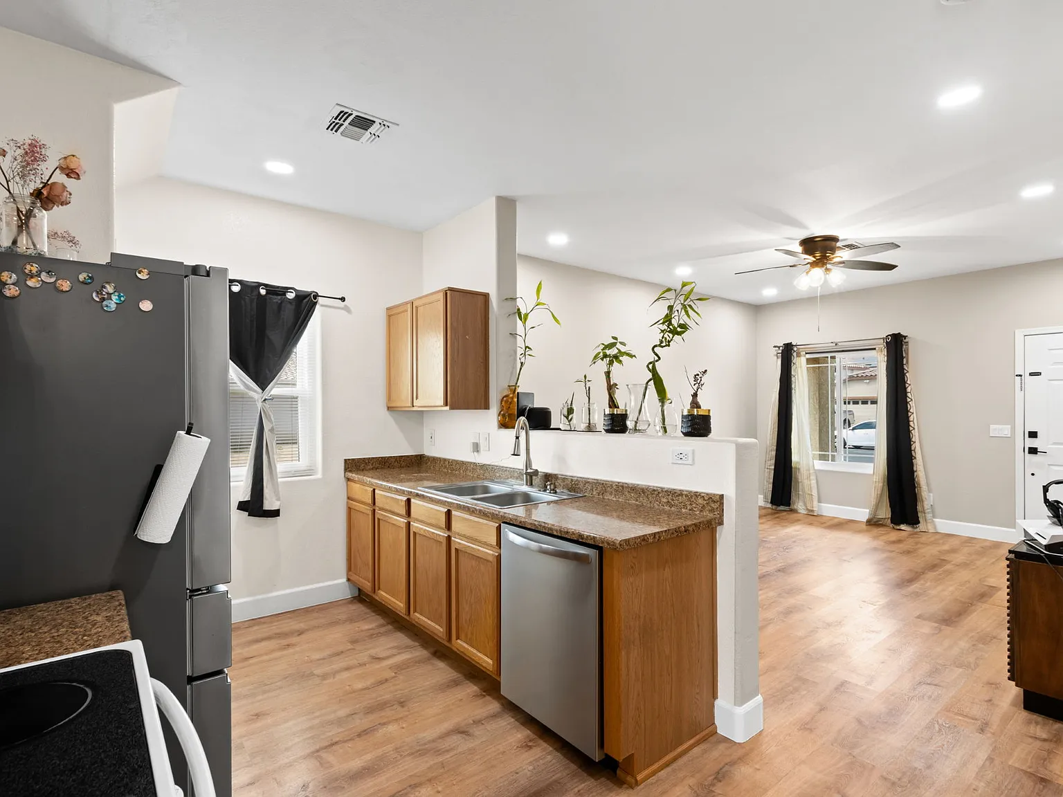 3 bed, 2.5 bath, 1297 sqft, $2,500 — Photo 3
