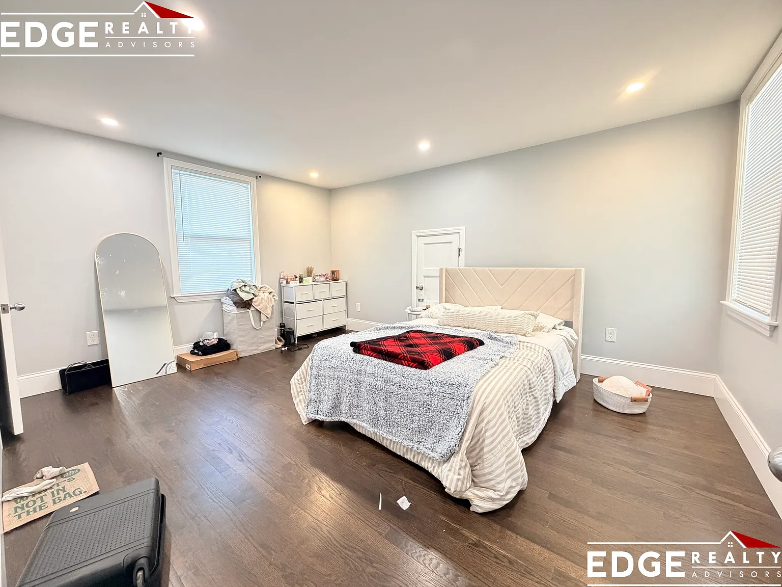 4 bed, 2200 sqft, $4,800 — Photo 4