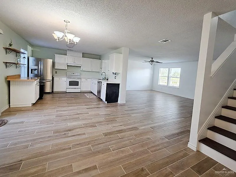 3 bed, 2.5 bath, 2125 sqft, $1,900 — Photo 4