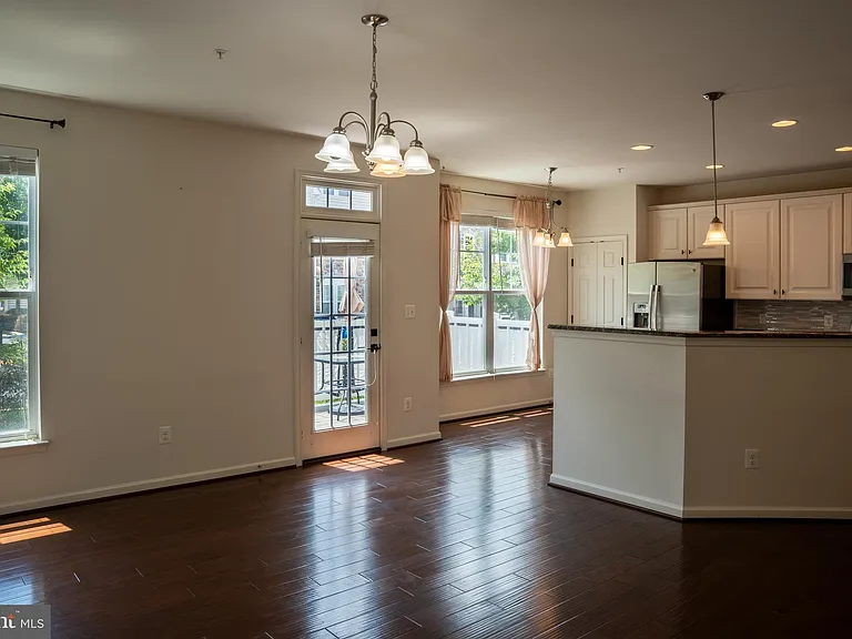 42243 Canary Grass Sq — Photo 7