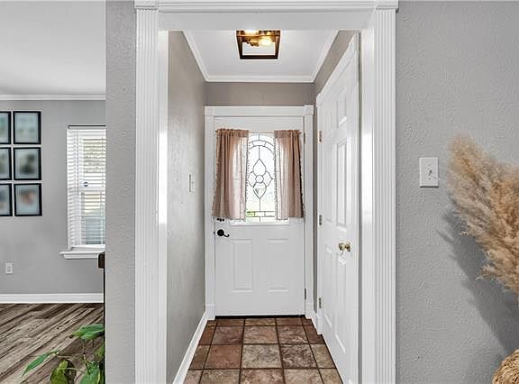 3rd image of 214 Dianne Dr