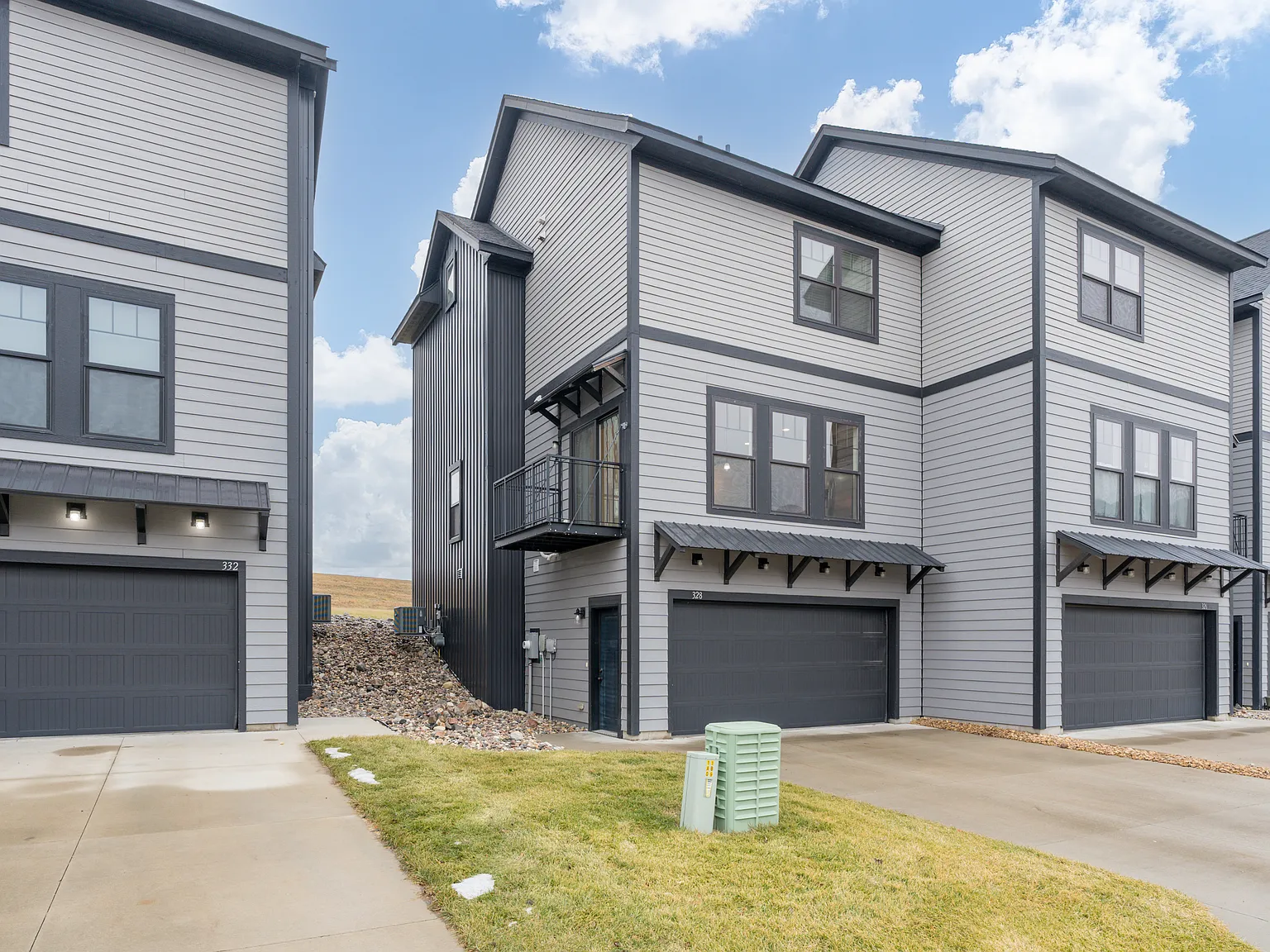 2 bed, 1.5 bath, 2200 sqft, $1,900 — Photo 2