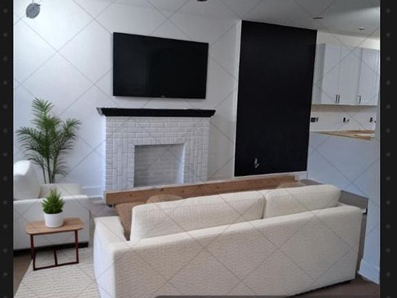 3rd image of 2926 Oakley Ave