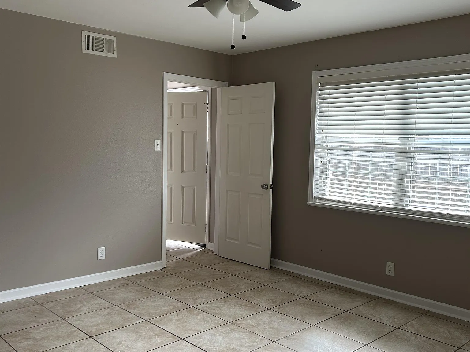 M- 300 Woodale Drive, Apt. C - 1 — Photo 2