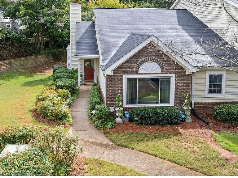 81 Hampshire Ct — Photo 2