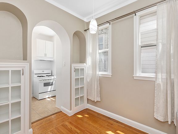 4th image of 2774 Franklin St APT 1