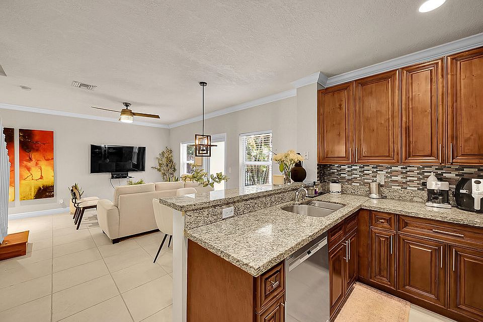 1st image of 410 NE 1st Ave