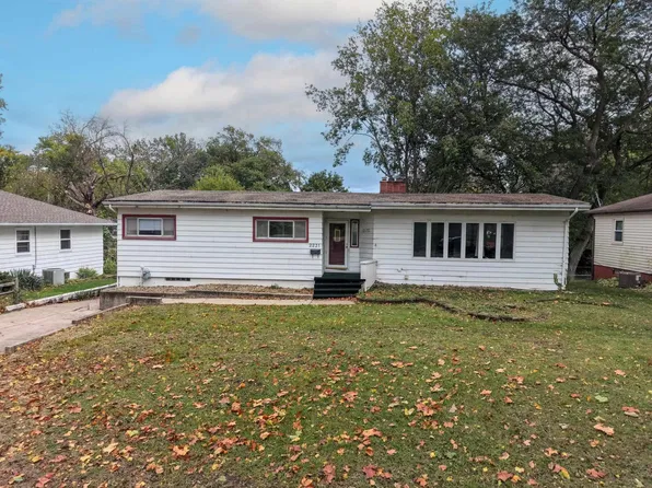 2231 W 8th St, Waterloo, IA 50702