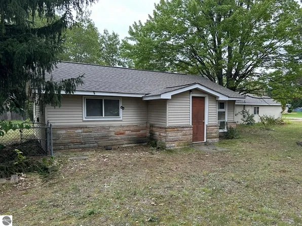 606 George St, Kalkaska, MI 49646