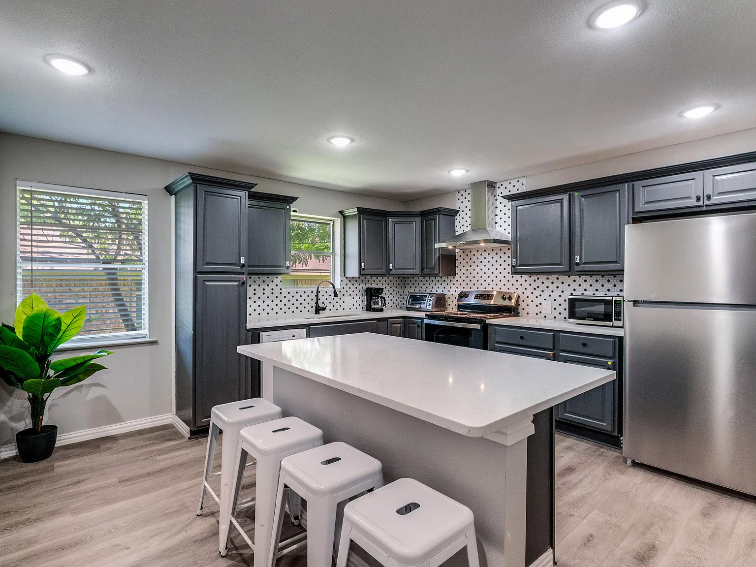 4 bed, 4.0 bath, 2453 sqft, $810 — Photo 4