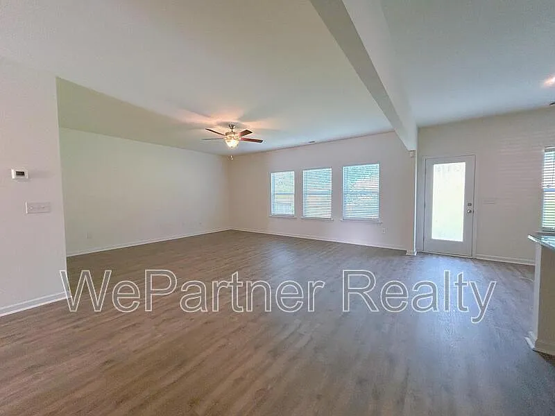 4 bed, 2.5 bath, 2640 sqft, $2,495 — Photo 3