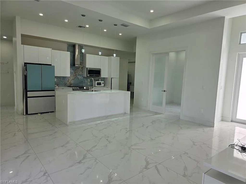 3 bed, 2.0 bath, 1811 sqft, $2,500 — Photo 3