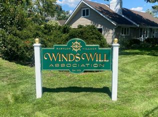 3 Deeringwood Ln, Babylon, NY 11702