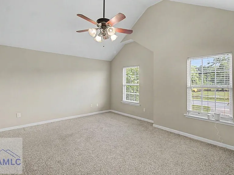 401 E Banks St — Photo 23