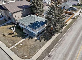 7448 W 21st St SE, Calgary, AB T2C 0V3