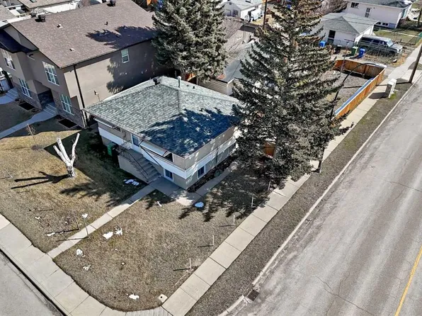 7448 W 21st St SE, Calgary, AB T2C 0V3