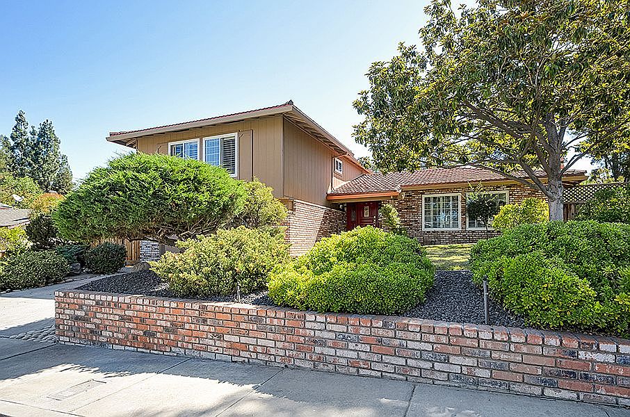 1st image of 806 Sylvaner Dr