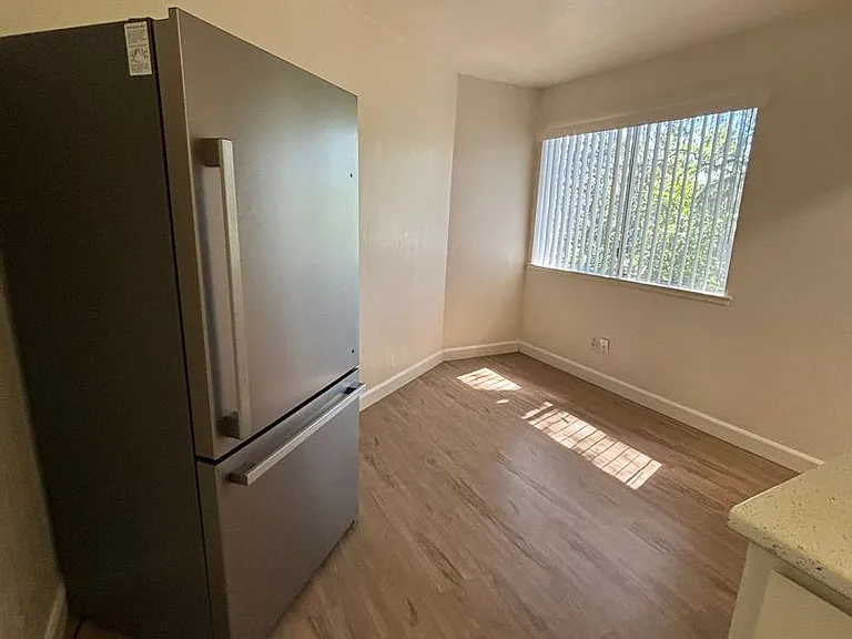 880 Conrad Ct — Photo 3