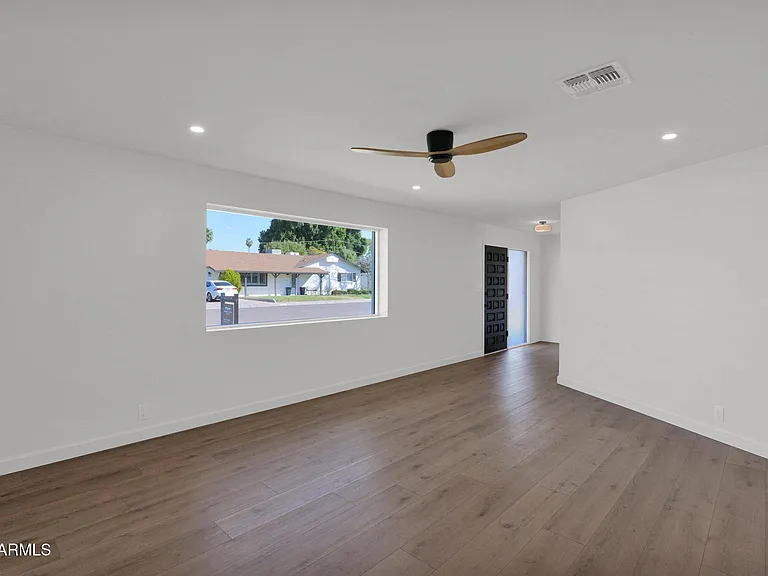501 W Seldon Ln — Photo 22