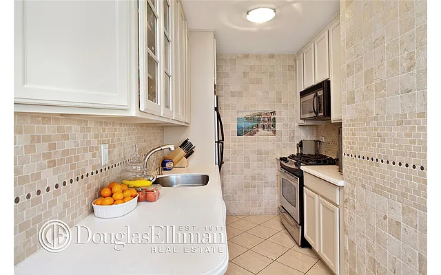 Rented by Douglas Elliman | media 16