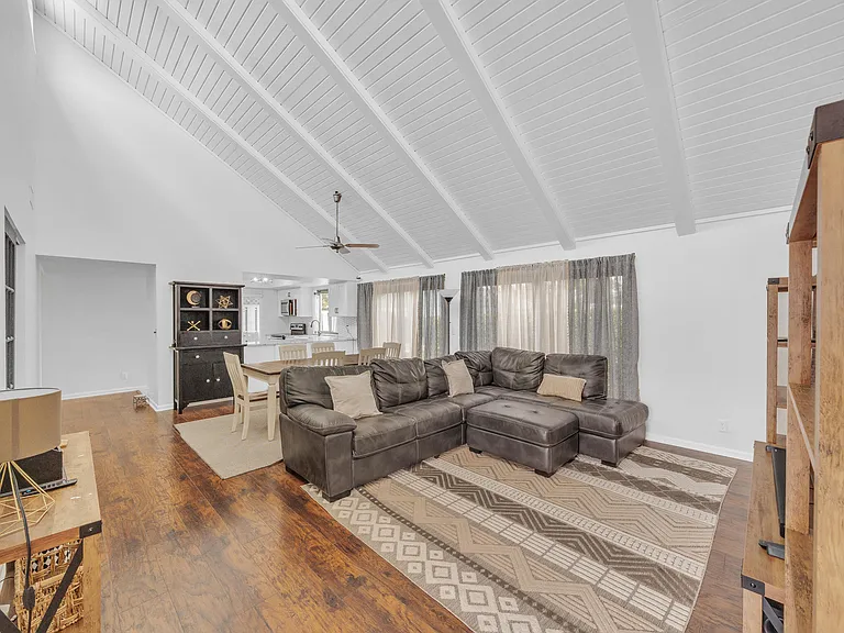 235 NW 15th St — Photo 12