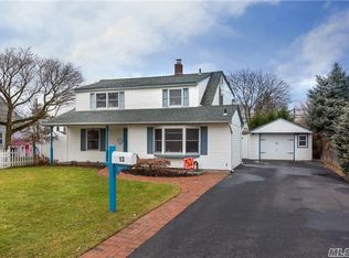 12 Surrey Ln, Levittown, NY 11756