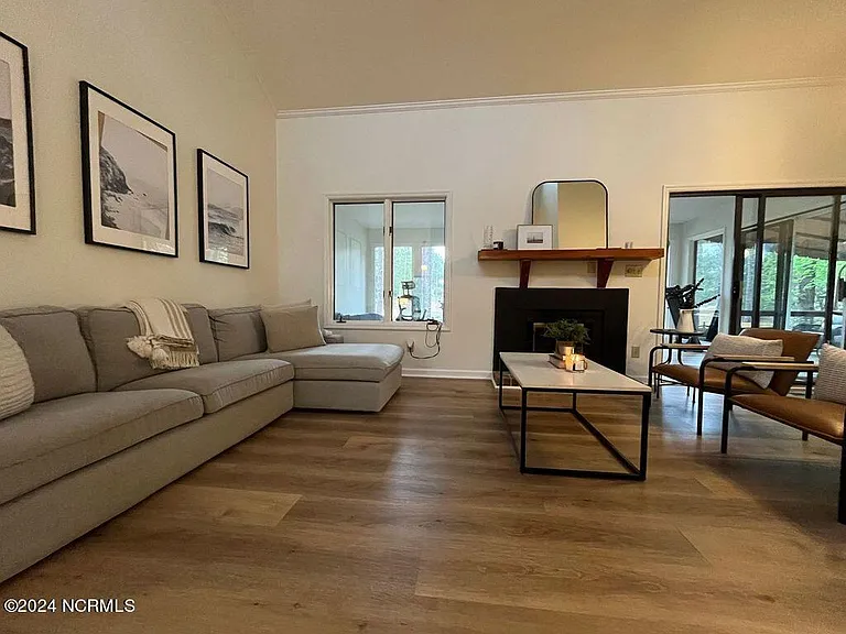 220 Drumar Ct — Photo 3