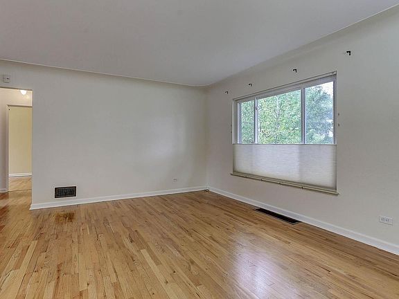 4th image of 1134 Roslyn St