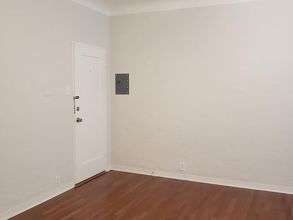 Living room (view 4)