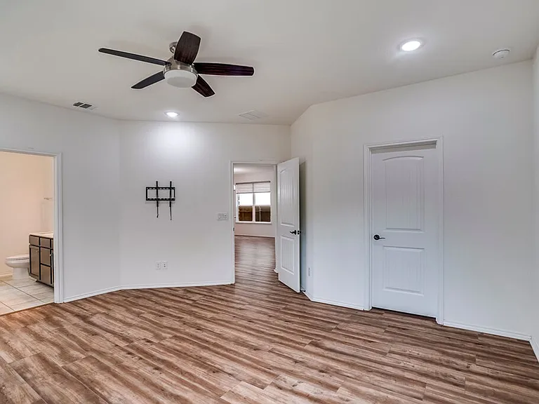 516 Ayinger Ln — Photo 9
