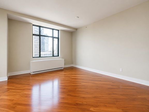 4th image of 105 Greene St APT 1607