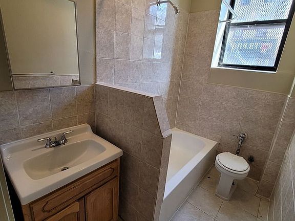 4th image of 3291 Hull Ave APT Win
