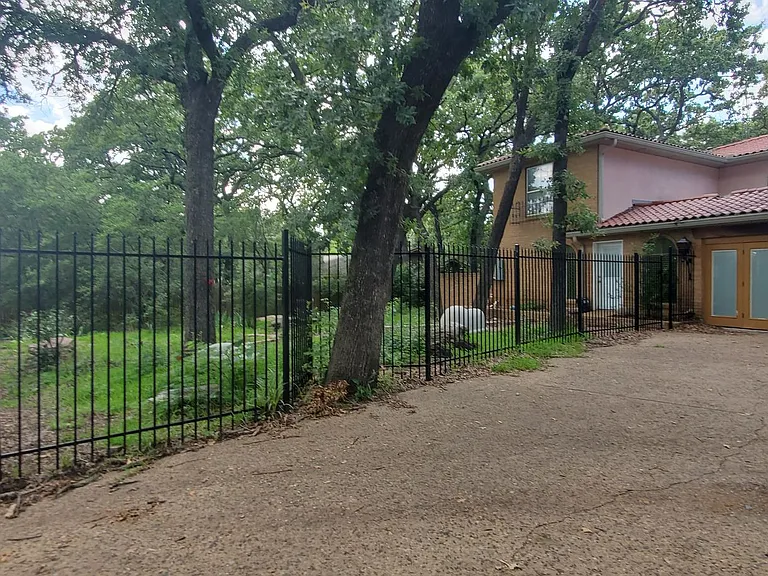 1815 Greenwood Dr — Photo 2