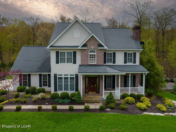 35 Greystone Dr, Mountain Top, PA 18707