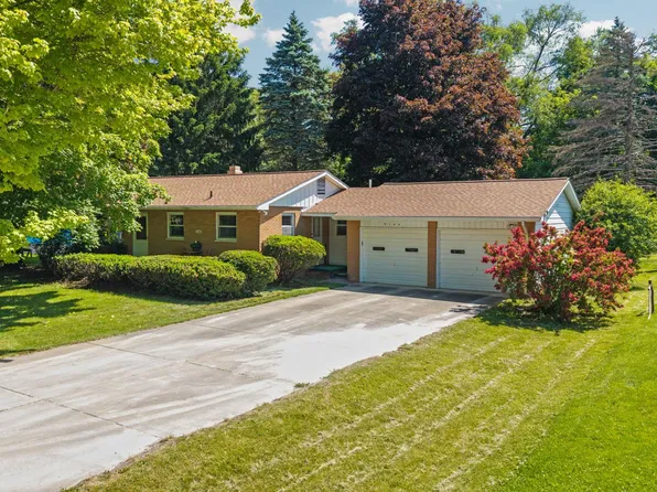 9144 Walnut Dr, Whitmore Lake, MI 48189