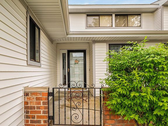 3rd image of 1043 Belmont Ct