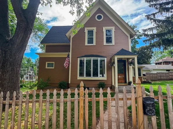 906 4th St N, Stillwater, MN 55082