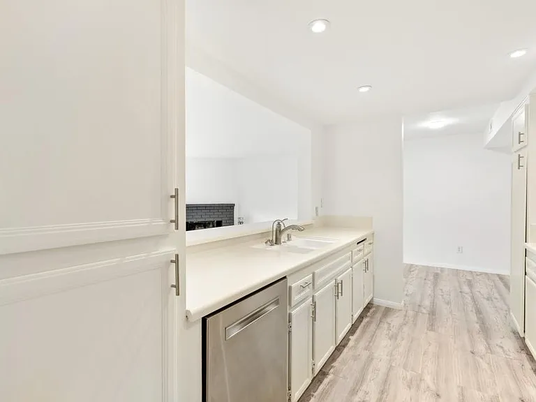 1040 E Washington Ave — Photo 7