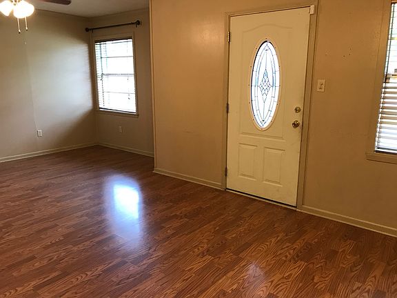 4th image of 1009 Hickory St