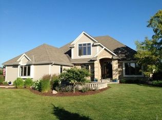 1034 Oak Cir, Pewaukee, WI 53072