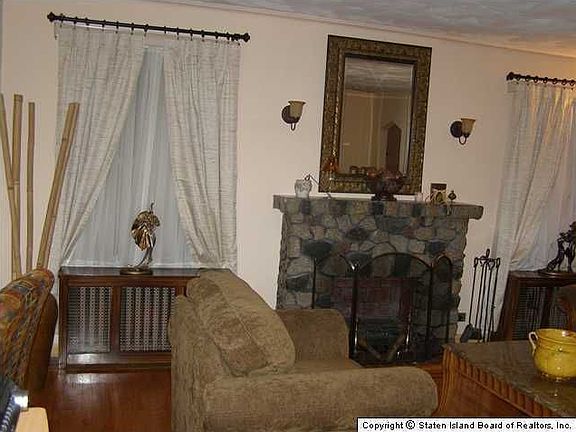 3rd image of 622 Van Duzer St