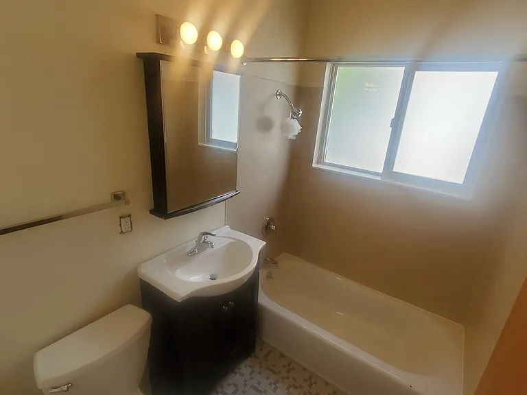 1201 NE 52nd St #11 — Photo 8